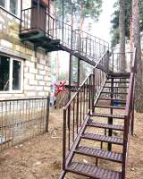 Уличная металлическая лестница на 2 этаж дома от производителя