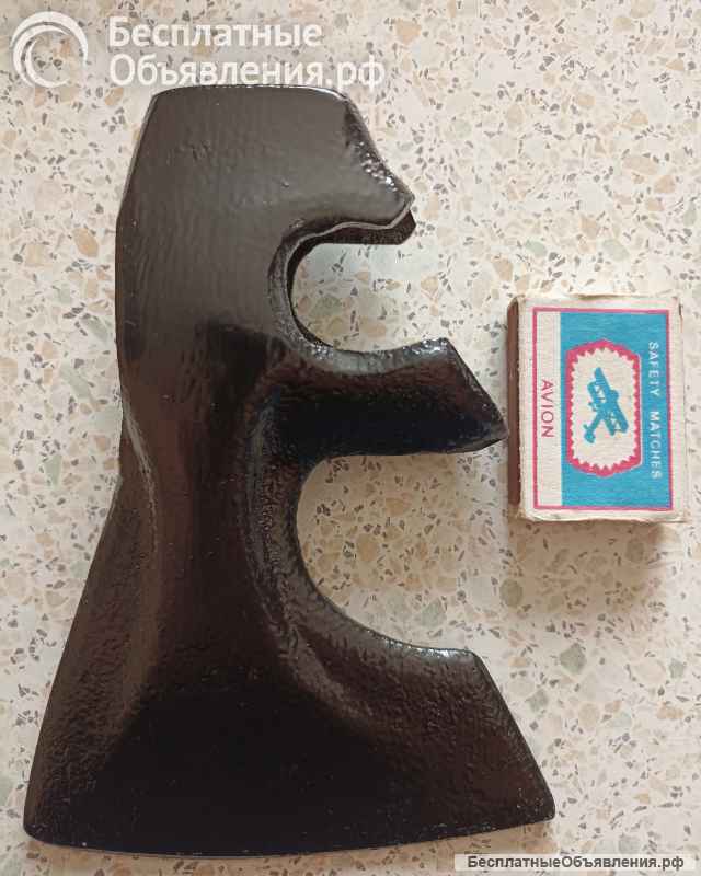 Универсальный топор с топорищем