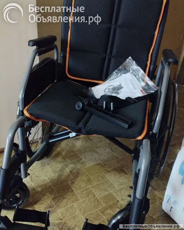 Две инвалидные коляски