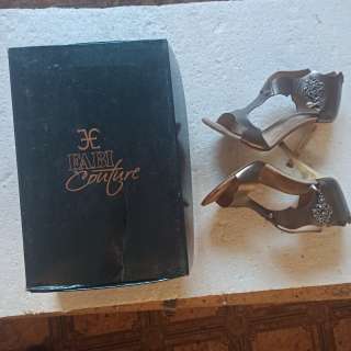 Босоножки женские на каблуке, кожаная, с брошью, Италия