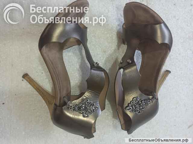 Босоножки женские на каблуке, кожаная, с брошью, Италия