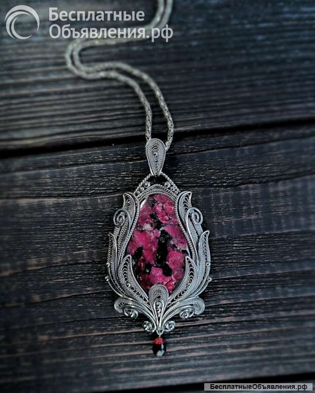 Редкий кулон с Эвдиалитом