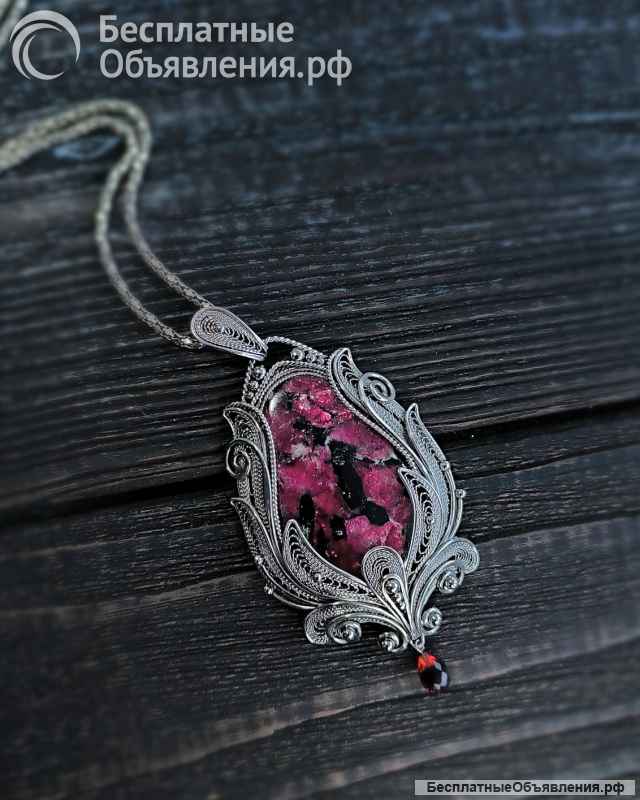 Редкий кулон с Эвдиалитом