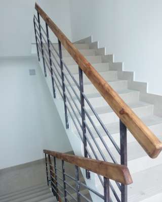 Поручни деревянные для лестниц и балконов