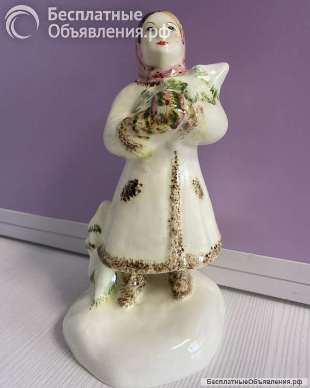 Статуэтка. (Конаково). Девочка с елкой.