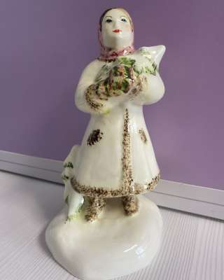 Статуэтка. (Конаково). Девочка с елкой.