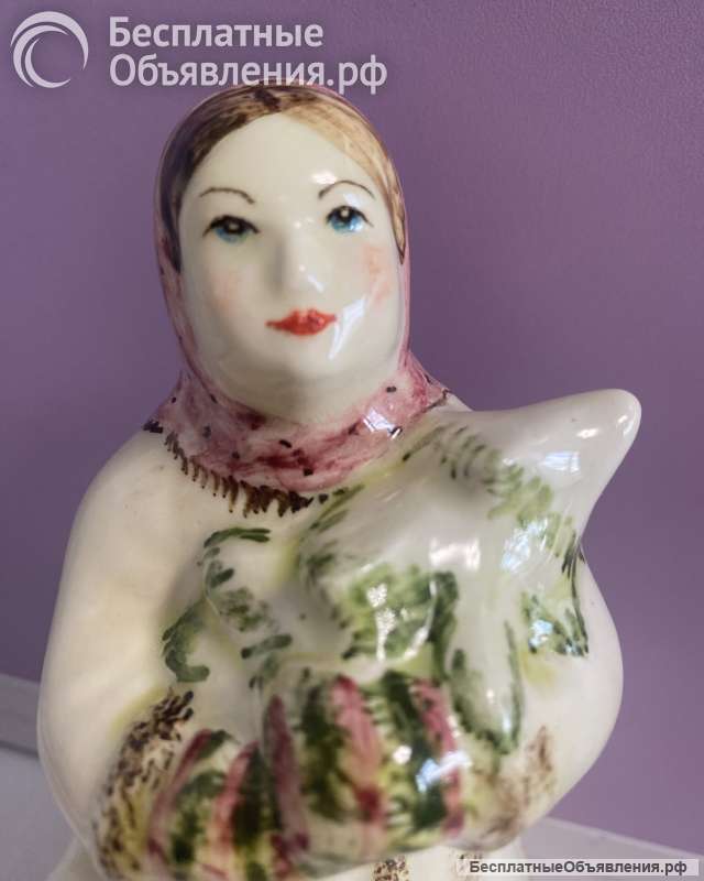 Статуэтка. (Конаково). Девочка с елкой.