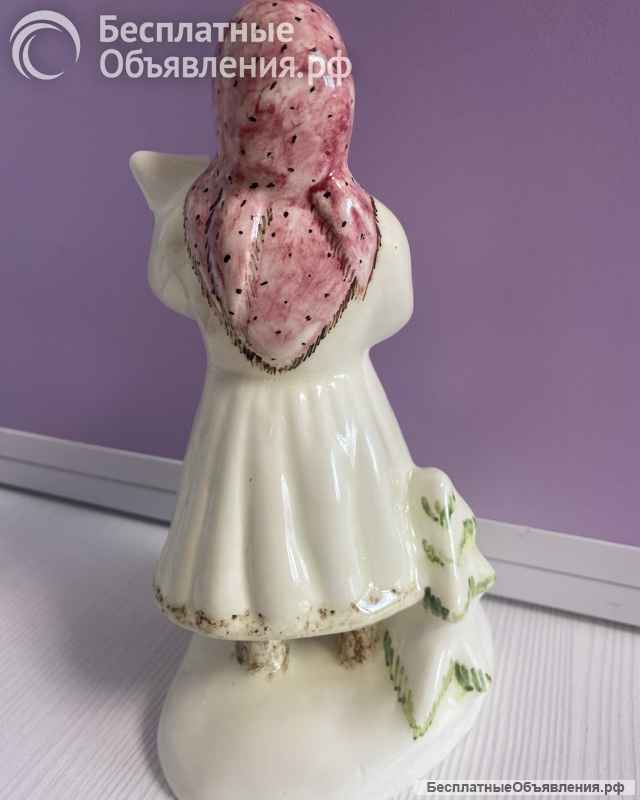 Статуэтка. (Конаково). Девочка с елкой.