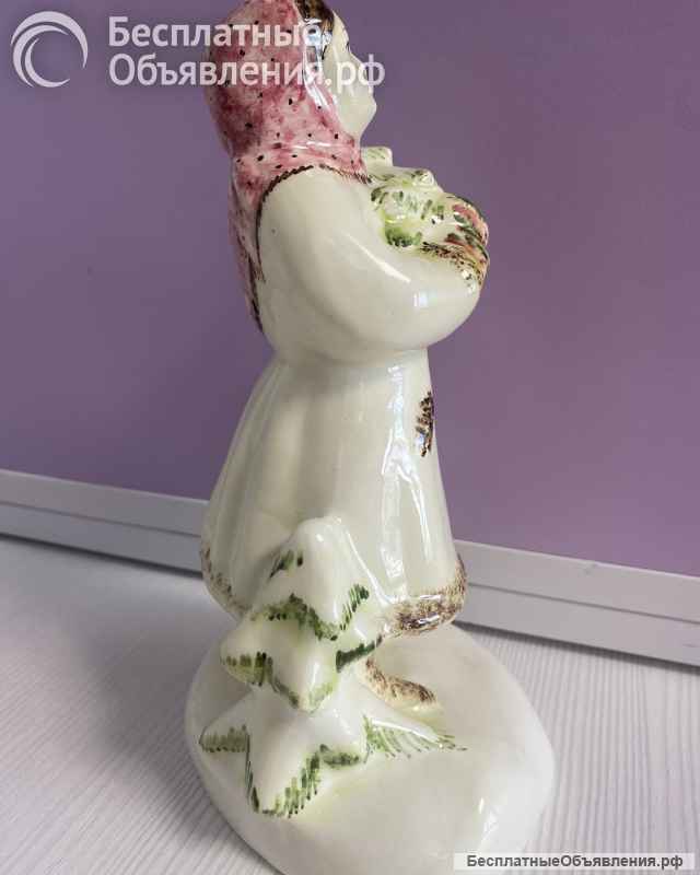 Статуэтка. (Конаково). Девочка с елкой.