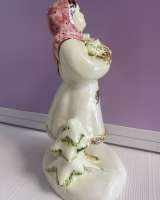 Статуэтка. (Конаково). Девочка с елкой.