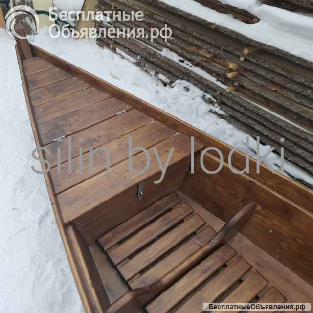 Лодка деревянная с рундуком
