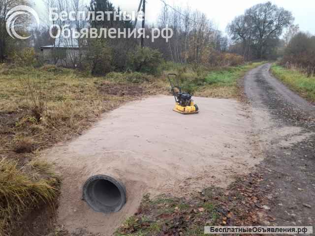 Заезд на участок через канаву, площадка под автомобиль