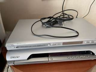 Два ДВД-поигрывателя"Филипс", "Сони"