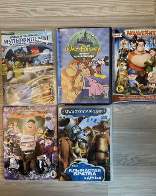 DVD-диски с фильмами, мультфильмами, играми музыкой