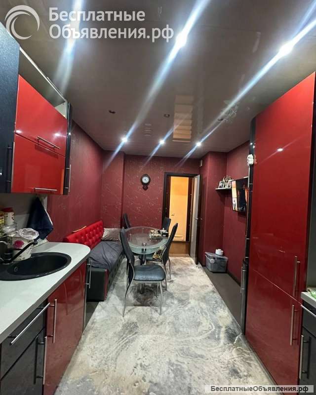 Просторная трешка с мебелью в центре города