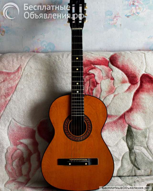 Акустическая шестиструнная гитара