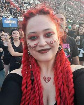 Меня зовут Кристина, мне 28 лет и я преподаватель английского языка с 9-летним стажем