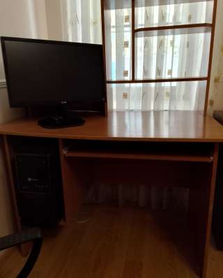 Компьютер, стол для компьютера, кресло