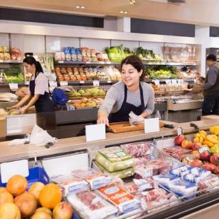 Работники торгового зала гипермаркета в Москве и в Московской области