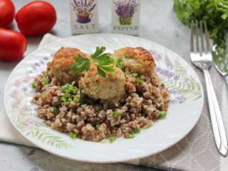 Фрикадельки куриные с овощами и гречкой