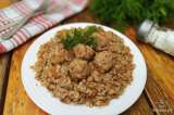 Фрикадельки куриные с овощами и гречкой