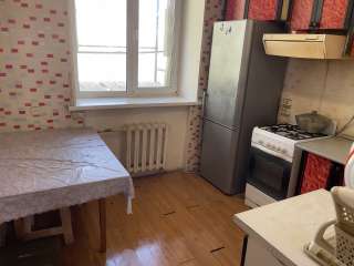 2 комн. кв. 51,8 кв. м, потолки 3,2 м, теплая и сухая.