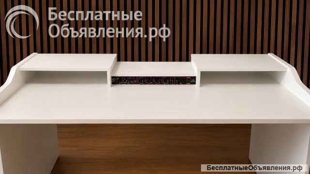 Стол студийный для студии звукозаписи. Компьютерный стол.