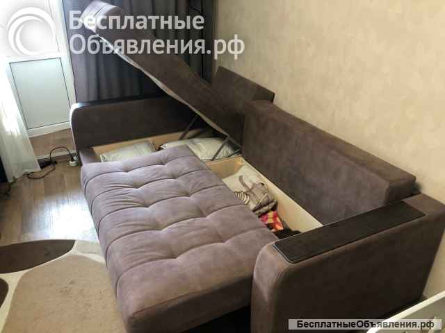 Угловой диван коричневого цвета