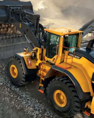 Машинист фронтального погрузчика CAT-992C (Якутия)