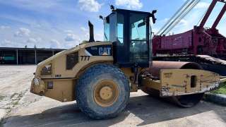 Каток грунтовый колесный Caterpillar CS 76