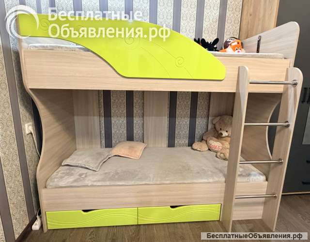 Двухъярусная кровать с матрасами