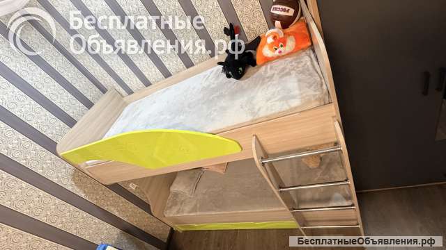 Двухъярусная кровать с матрасами