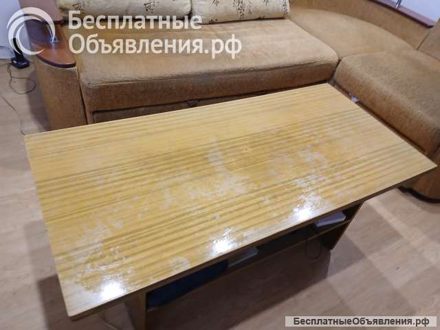 Диван и журнальный столик