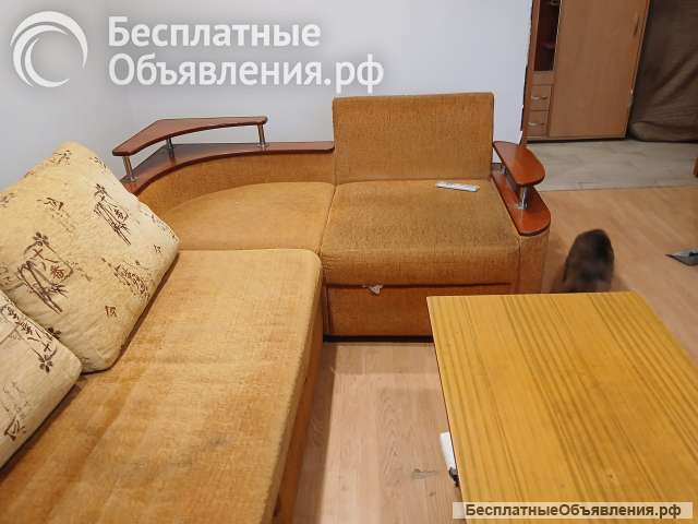 Диван и журнальный столик