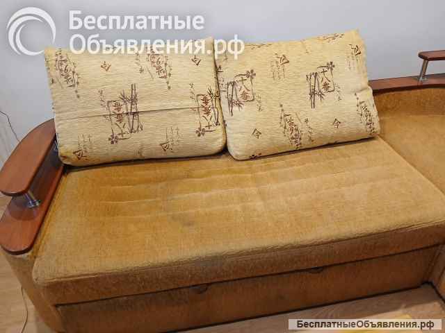 Диван и журнальный столик