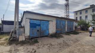 Земельный участок, два гаража, мастерская и здание сортировки