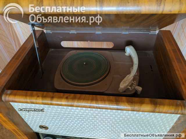 Радиоприёмник и радиола "Харьков" СССР 50-х годов