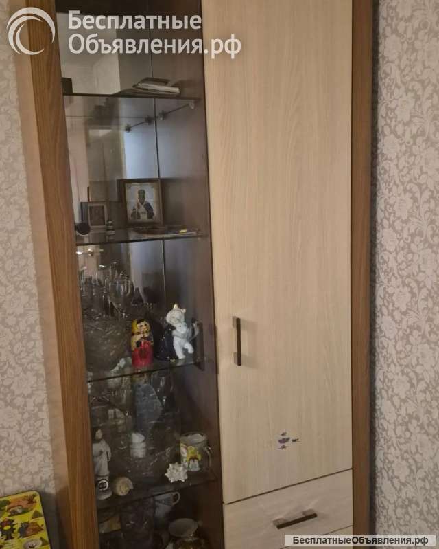 Шкаф 2-х створчатый с ящиками и зеркалом б/у