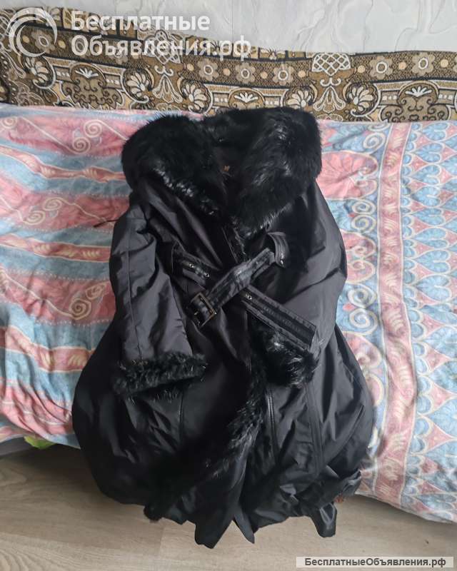 Пальто с меховой отделкой