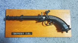 Макет старинного пистолета на подставке. Детские игрушки времён СССР