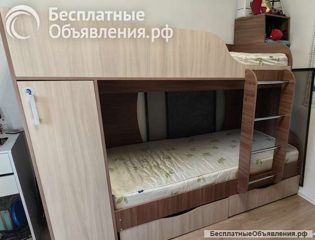 Двуспальная кровать десткая с матрасами