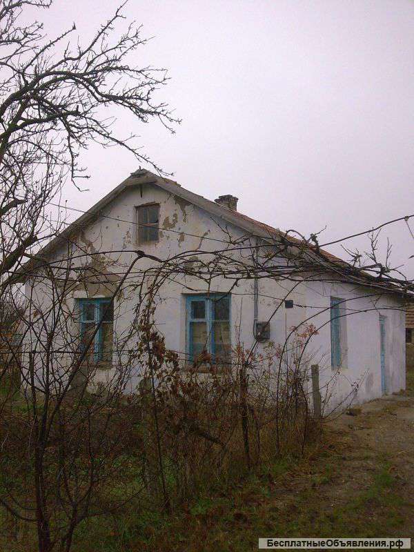 Маленький дом с землей