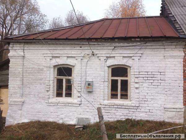 Две части кирпичного дома