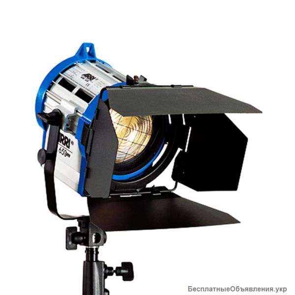 Аренда (прокат) Галогенный прибор направленного действия ARRI Junior 300W 3200K * 3 шт с линзой Френ