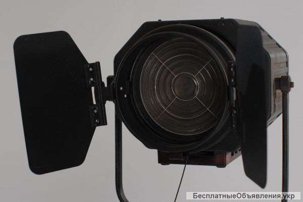 Аренда (прокат) прожектор с линзой Френеля «Юпитер-650″