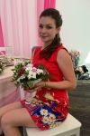 Симпатичная вокалистка в караоке