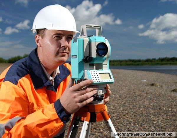 Геодезист со своим оборудованием и а/м