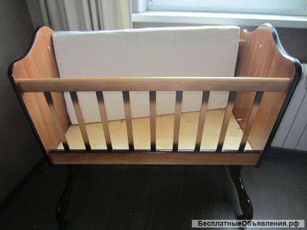 Детская кроватка с матрацом