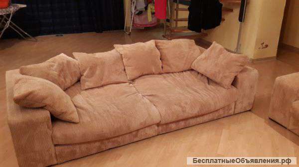 Два дивана с подушками бежевого цвета