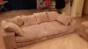 Два дивана с подушками бежевого цвета